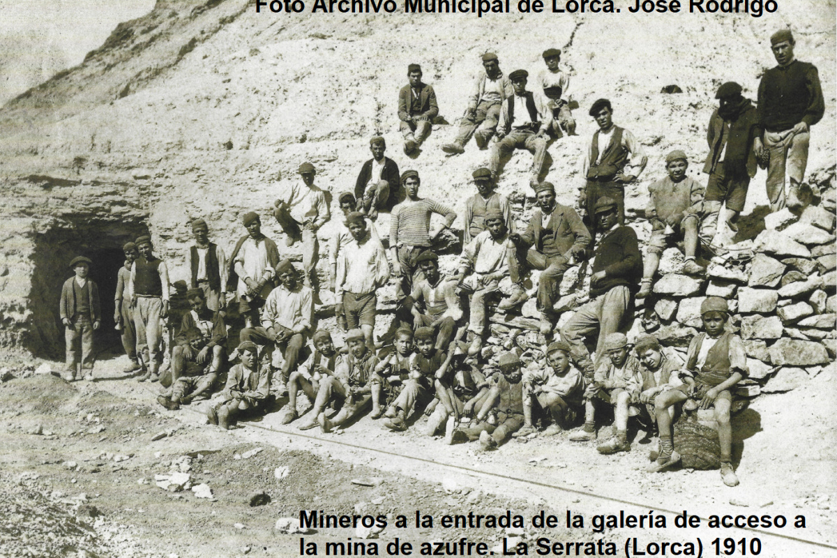 Mineros, muchos de ellos niños, a la entrada de la mina de azufre de la Serrata, en 1910.